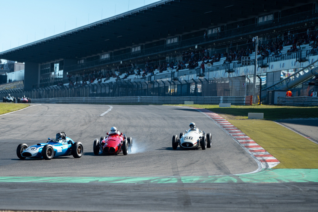 Belmot Oldtimer Grand Prix 2024 | 11.08.2024 Belmot Oldtimer Grand Prix 2024, Nürburgring, Deutschland, Bild: Rennen 6/7 HGPCA, #28 Eddie McGuire im Scarab, #56 Brad Baker im Maserati 250F 2521 - Realisiert mit Pictrs.com