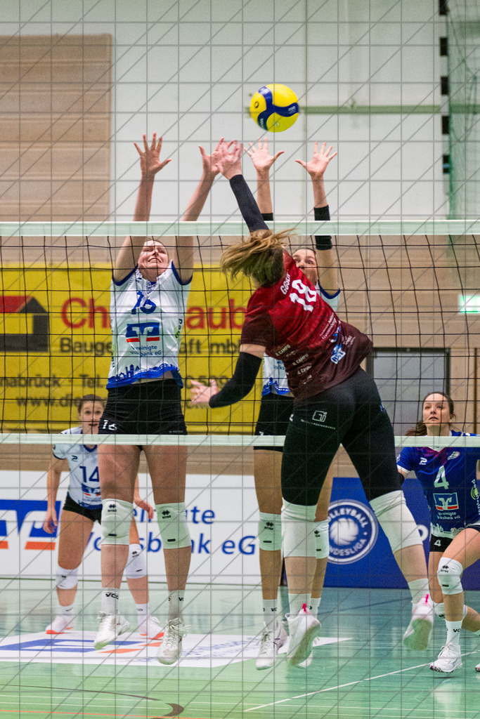 2. VBLF Nord 25/26 | Spiel 4065 | VC Osnabrück vs. TUSA City Girls Düsseldorf | Gosen, Ina (TUSA City Girls Düsseldorf #18) im Angriff.//  10.01.26: 2. VBLF Nord 25/26 | Spiel 4065 | VC Osnabrück vs. TUSA City Girls Düsseldorf / Osnabrück / Deutschland  //   CREDIT:www.bullenfotos.de, Martin König, Hörner Weg 40, D-49078 Osnabrück, +4917663732967 // Nutzung und Weitergabe nur zu den vereinbarten Zwecken. Presseanfragen an Ersteller. Alle Rechte beim Ersteller. Honorierung nach MFM. - Realisiert mit Pictrs.com