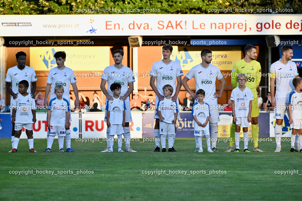 SAK vs. SC St. Veit | SAK Mannschaft mit Nachwuchs, SAK vs. SC St. Veit, SAK vs. SC St. Veit am 19.09.2025 in Klagenfurt (Sportpark Welzenegg), Austria, (Photo by Bernd Stefan)