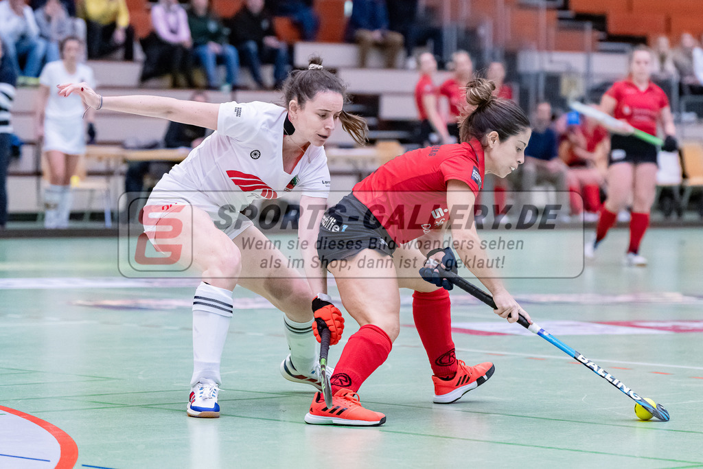 HK_20231216_107262 | 1. Bundesliga Damen Crefelder HTC - Club Raffelberg am 16.12.2023 Sporthalle Glockenspitz, Krefeld , Causin Anna-Sopie ( Crefelder HTC #20 ) , Lucia Cocard ( Club Raffleberg #7 )