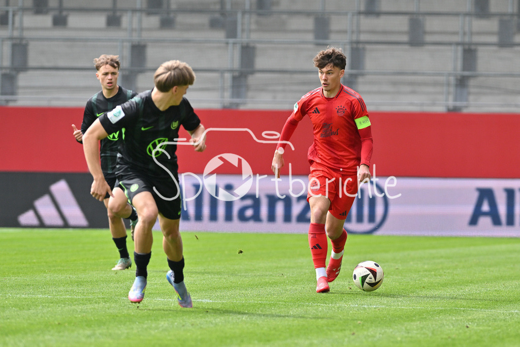 FC Bayern München U19 - VfL Wolfsburg U19 | im Duell Jan BUERGER (VfL Wolfsburg 2) und Louis RICHTER (FCB #8) / zweikampf / U19 DFB Nachwuchsliga Endrunde: FC Bayern Muenchen - VfL Wolfsburg, FC Bayern Campus am 26.04.2025