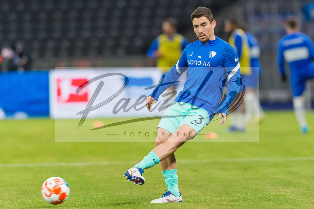 HERBOC20220204_200 | Fussball, Herren: Danilo Soares (VfL Bochum) in Aktion, am Ball, Einzelaktion bei dem Spiel der 1. Bundesliga zwischen Hertha BSC und VfL Bochum im Olypiastadion am 04.02.2022 in Berlin, Deutschland.DFB / DFL REGULATIONS PROHIBIT ANY USE OF PHOTOGRAPHS AS IMAGE SEQUENCES AND/OR QUASI-VIDEO. - Realisiert mit Pictrs.com