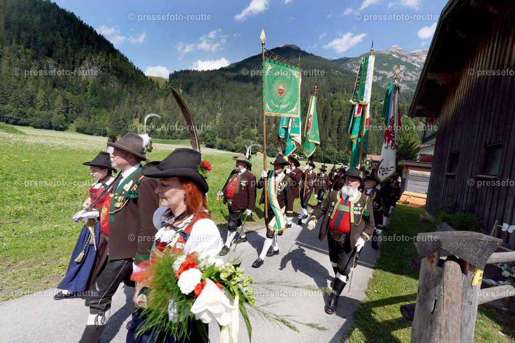 d-news-2023-Juli23-Regimentsschuetzenfest-UMZUG_Feld-ww-DSC02255 | Info aus dem Bezirk Reutte/Ausserfern Tirol sowie eine umfangreiche Bilddatenbank über die gesamte Region: Lechtal, Talkessel Reutte, Tannheimertal, Zwischentoren. Lech, Plansee, Zugspitze, Grenztunnel, B179, Fernpassstraße, Verkehr, Lawinen, Tradition, - Realisiert mit Pictrs.com