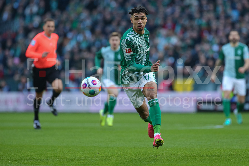 Fussball, Bundesliga, SV Werder Bremen - SC Freiburg | v.li.: Justin Njimah (SV Werder Bremen, 17) am Ball, Einzelbild, Ganzkörper, Aktion, Action, Spielszene, DIE DFL-RICHTLINIEN UNTERSAGEN JEGLICHE NUTZUNG VON FOTOS ALS SEQUENZBILDER UND/ODER VIDEOÄHNLICHE FOTOSTRECKEN. DFL REGULATIONS PROHIBIT ANY USE OF PHOTOGRAPHS AS IMAGE SEQUENCES AND/OR QUASI-VIDEO.