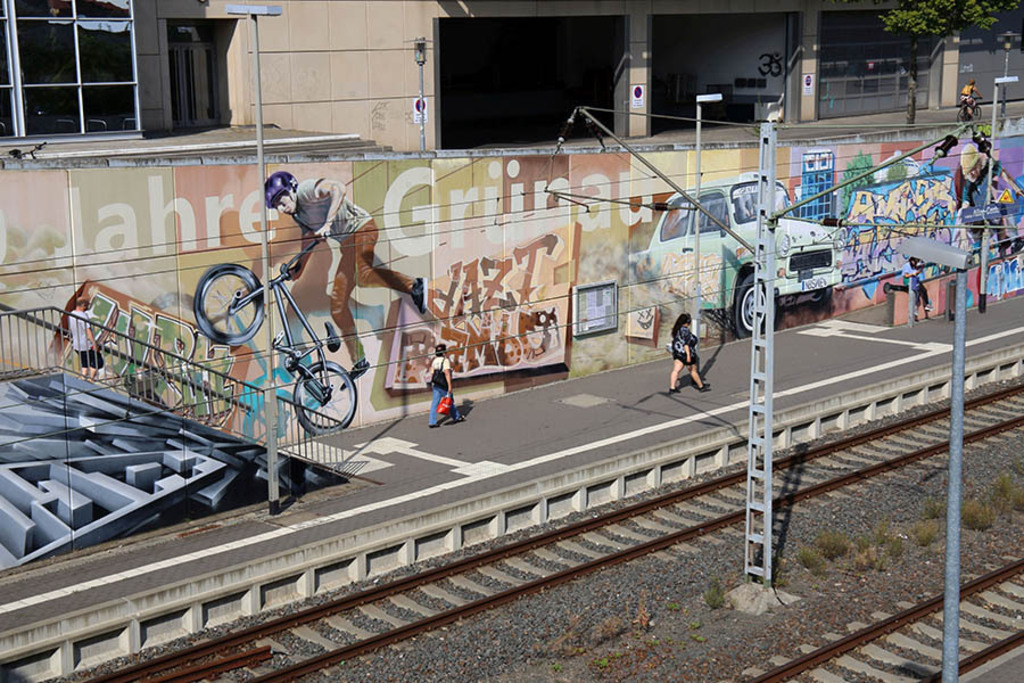 Grünau - Allee Center - S-Bahn-Haltestelle mit Graffiti | Entdecke über 20 Kategorien Leipzig-Motive: Foto-Downloads, hochwertige Poster, Leinwand- & Fine-Art-Prints. Jetzt Lieblingsfoto im Bildlexikon Leipzig Shop bestellen!