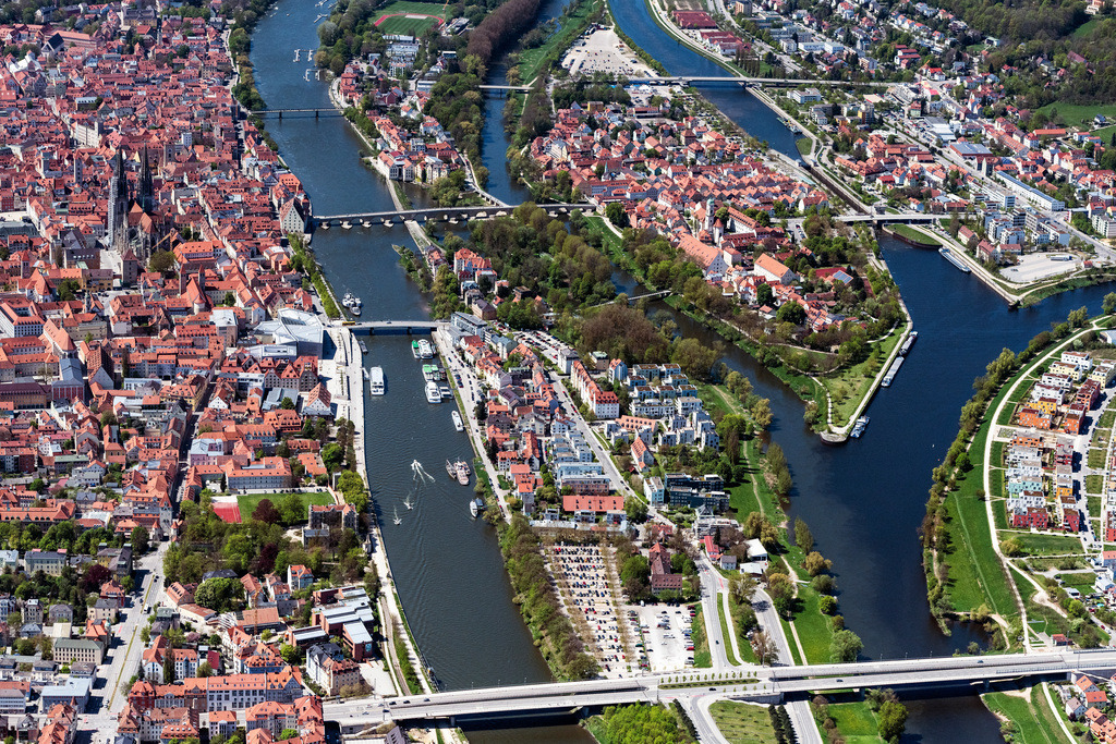 dr__0062557.jpg | REGENSBURG 09.05.2021 Stadtgebiet mit Außenbezirken und Innenstadtbereich in Regensburg im Bundesland Bayern, Deutschland. // City area with outside districts and inner city area in Regensburg in the state Bavaria, Germany. Foto: Daniel Reiter
