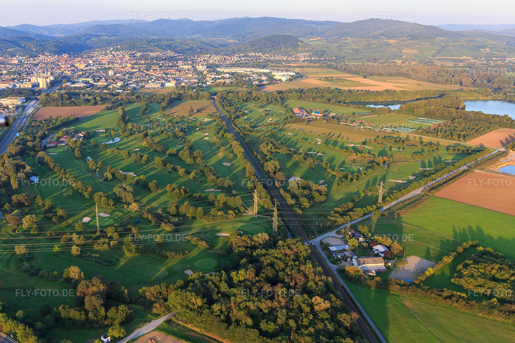 Luftbild: Bahnstrecke zerschneidet den Golfplatz des Golf-Club Bensheim e.V. in Bensheim im Bundesland Hessen in Deutschland. Foto: IMG_103085.jpg vom 28.08.2017 durch Werner Riehm/FLY-FOTO.deGolfclub Bensheim