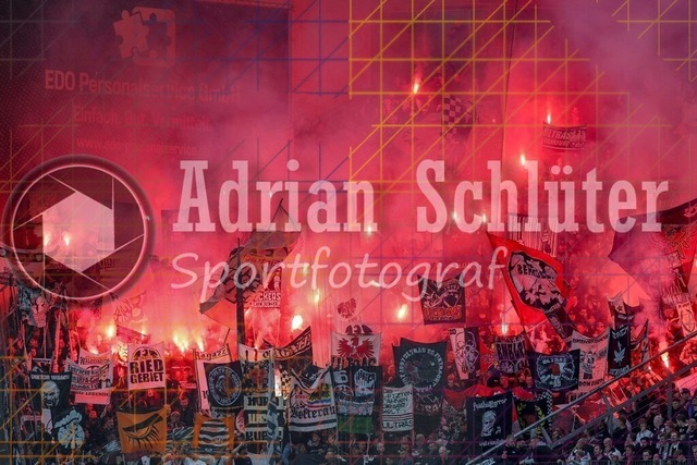 Bayer 04 Leverkusen vs Eintracht Frankfurt - Bundesliga  | Leverkusen, Deutschland, 12.09.25:   die Fans von Eintracht Frankfurt zünden Pyrotechnik waehrend des Spiels der Bundesliga zwischen  Bayer 04 Leverkusen vs Eintracht Frankfurt in der BayArena(Foto von Brauer-Fotoagentur / Adrian Schlueter)