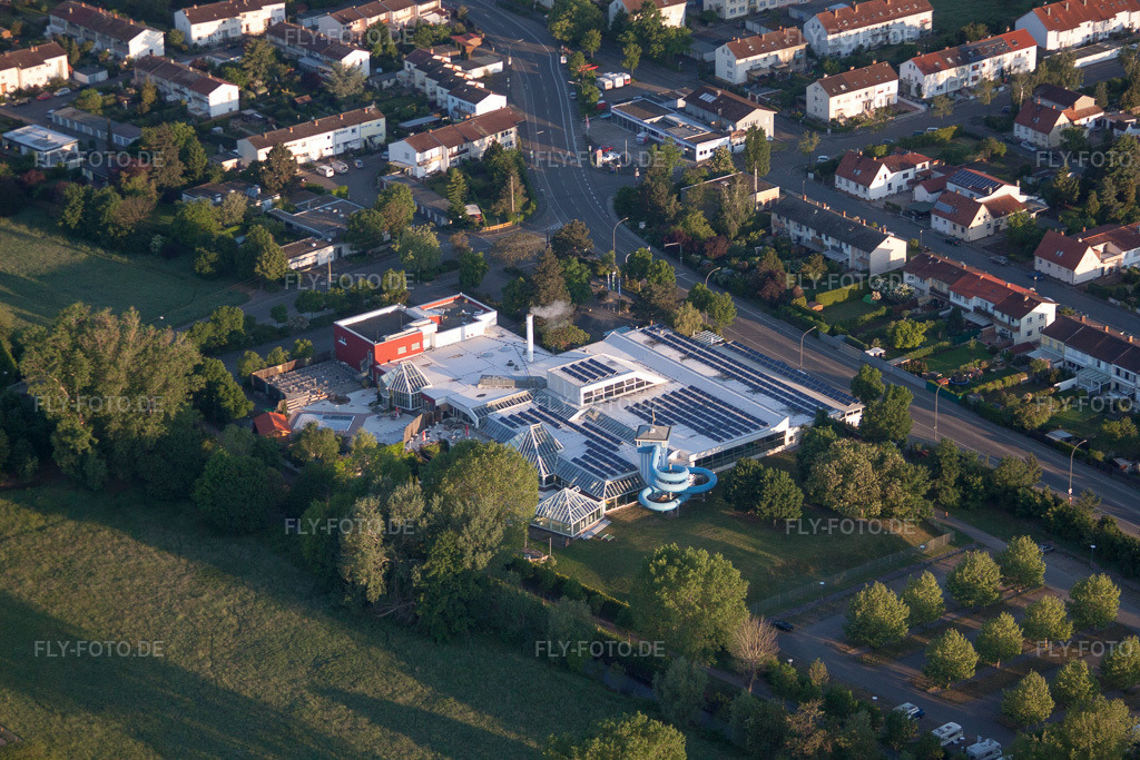 Luftbild: Hallen- und Freibad LaOla im Ortsteil Queichheim in Landau im Bundesland Rheinland-Pfalz in Deutschland. Foto: IMG_64581.jpg vom 04.05.2014 durch Werner Riehm/FLY-FOTO.de