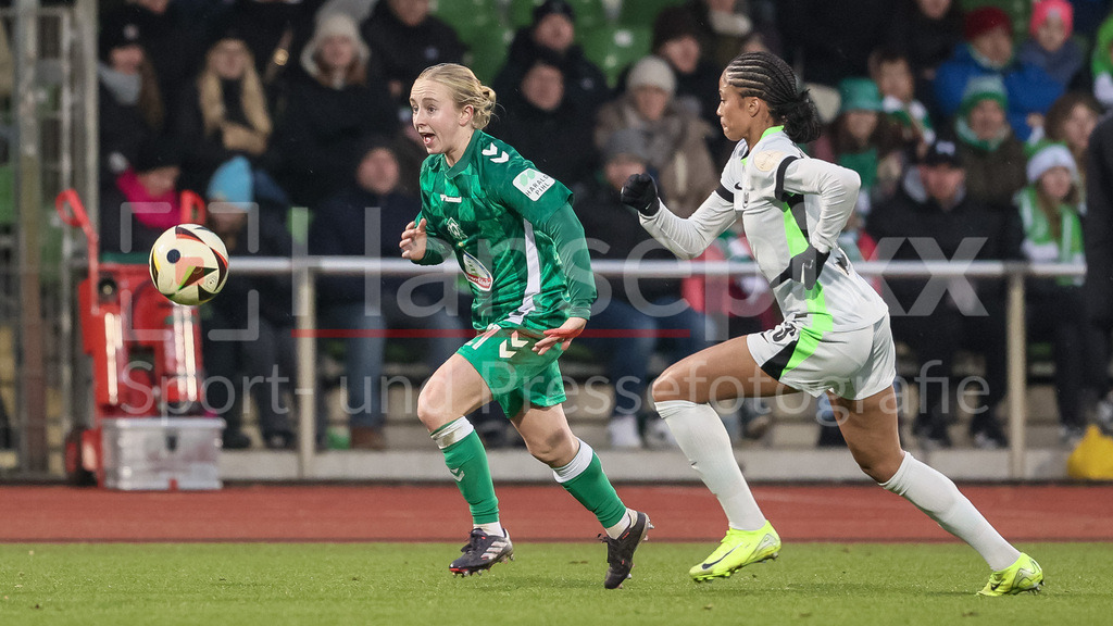Fussball, Google Pixel Frauen-Bundesliga, SV Werder Bremen - VfL Wolfsburg | v.li.: Caroline Siems (SV Werder Bremen, 21) und Sveindis Jonsdottir (VfL Wolfsburg, 23) im Zweikampf, Duell, Dynamik, Aktion, Action, Spielszene, DIE DFB-RICHTLINIEN UNTERSAGEN JEGLICHE NUTZUNG VON FOTOS ALS SEQUENZBILDER UND/ODER VIDEOÄHNLICHE FOTOSTRECKEN. DFB REGULATIONS PROHIBIT ANY USE OF PHOTOGRAPHS AS IMAGE SEQUENCES AND/OR QUASI-VIDEO.