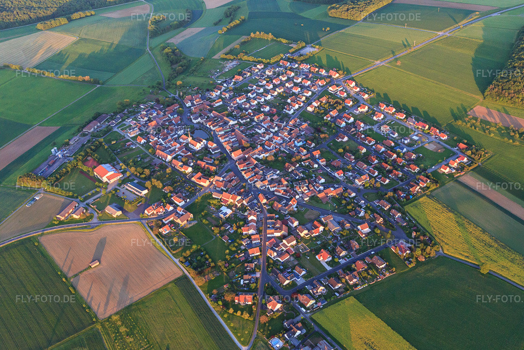 Luftbild: Dorf - Ansicht aus Nordwesten in Wasserlosen im Bundesland Bayern in Deutschland. Foto: IMG_099931.jpg vom 25.05.2017 durch Werner Riehm/FLY-FOTO.de
