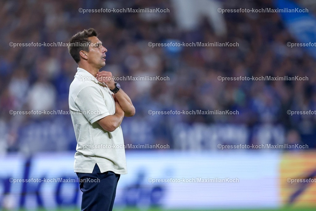 S0413092501188 | 13.09.2025, Fußball, FC Schalke 04 - Holstein Kiel, 5.Spieltag, 2. Fußball Bundesliga, Veltins-Arena Gelsenkirchen, Saison 2025 2026: Cheftrainer Marcel Rapp (Holstein Kiel)  steht nachdenklich am Spielfeldrand DFB regulations prohibit any use of photographs as image sequences and or quasi-video.