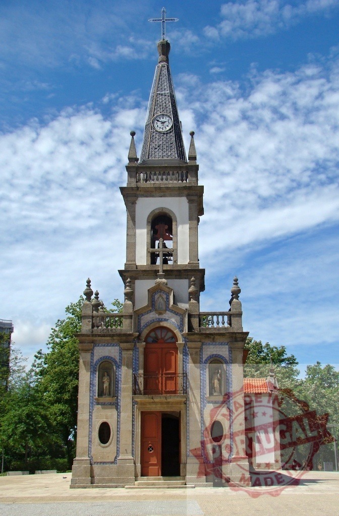 Igreja Romântica da Lapa church building in Porto, Portugal. Portugal - Norte | Ornate Lapa church facade displaying azulejo tiles and a bell tower in Porto - Realisiert mit Pictrs.com