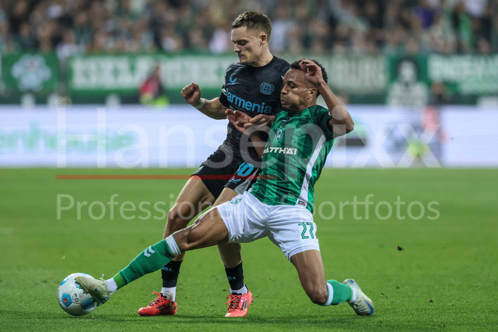 Fussball, Bundesliga, SV Werder Bremen - Bayer 04 Leverkusen | v.li.: Florian Wirtz (Bayer 04 Leverkusen, 10) und Felix Agu (SV Werder Bremen, 27) im Zweikampf, Duell, Dynamik, Aktion, Action, Spielszene, DIE DFL-RICHTLINIEN UNTERSAGEN JEGLICHE NUTZUNG VON FOTOS ALS SEQUENZBILDER UND/ODER VIDEOÄHNLICHE FOTOSTRECKEN. DFL REGULATIONS PROHIBIT ANY USE OF PHOTOGRAPHS AS IMAGE SEQUENCES AND/OR QUASI-VIDEO.