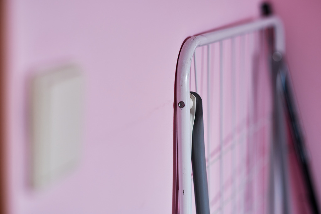 Lichtschalter mit abgestelltem Wäscheständer an der Wand | Austria - March 28, 2021: Lichtschalter mit abgestelltem Wäscheständer an der Wand. - Realisiert mit Pictrs.com