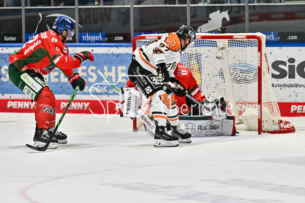 Augsburger Panther - Grizzlys Wolfsburg | Matt WHITE (Grizzlys Wolfsburg 97) vergibt hier eine Grosschance gegen Michael GARTEIG (Augsburger Panther 34, Thomas SCHEMITSCH (Augsburger Panther 62) kann nicht mehr eingreifen / DEL: Augsburger Panther - Grizzlys Wolfsburg; Curt Frenzel Stadion am 10.10.2025