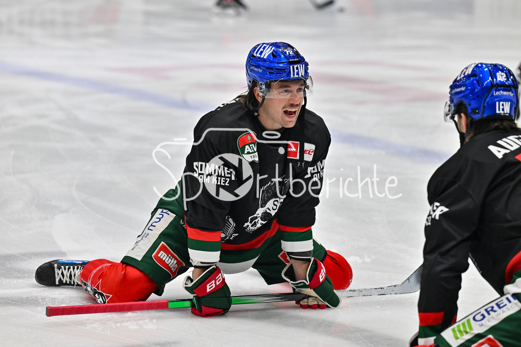 Augsburger Panther - Straubing Tigers | Hat Spass beim warmup Riley McCOURT (Augsburger Panther #72) / DEL: Augsburger Panther - Straubing Tigers, Curt Frenzel Stadion am 29.11.2024