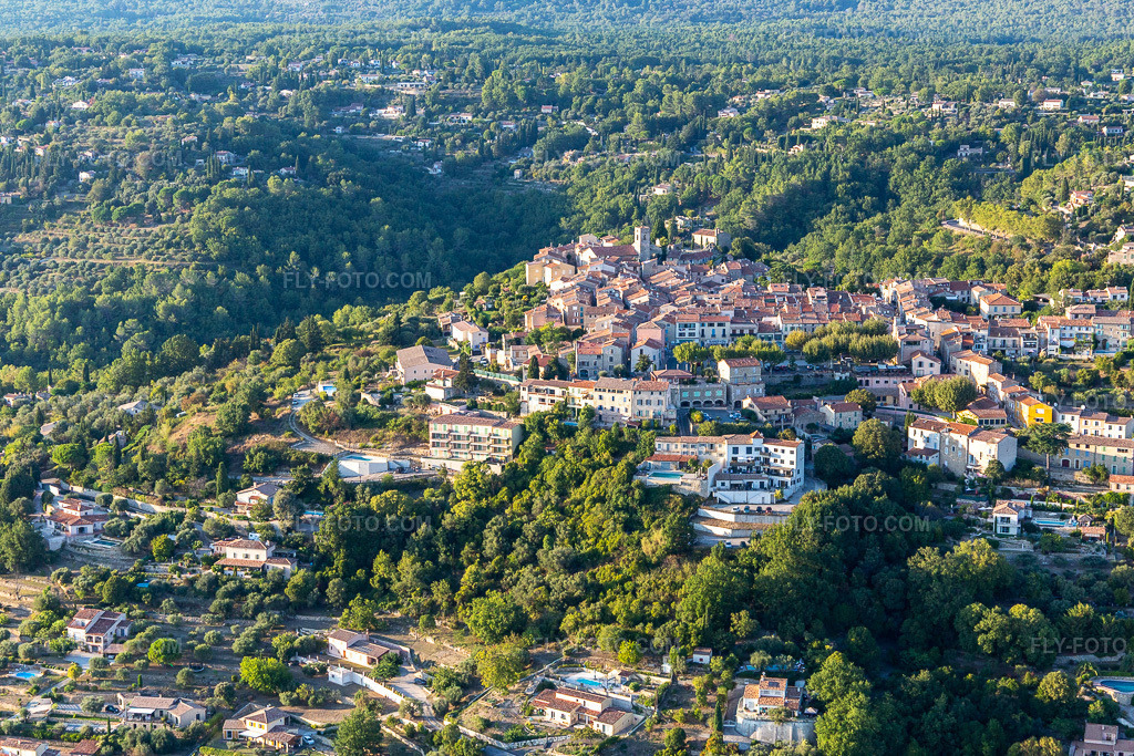 Aerial view: View of the town in Callian in the state Var, France.Photo: IMG_129534.jpg taken on 09/18/2021 by Werner Riehm/FLY-FOTO.comResolution of the original: 5280 x 3520 px