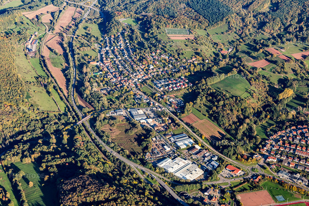 Luftbild: Ortsansicht von Nordwesten im Ortsteil Queichhambach in Annweiler im Bundesland Rheinland-Pfalz in Deutschland. Foto: IMG_104031.jpg vom 14.10.2017 durch Werner Riehm/FLY-FOTO.de