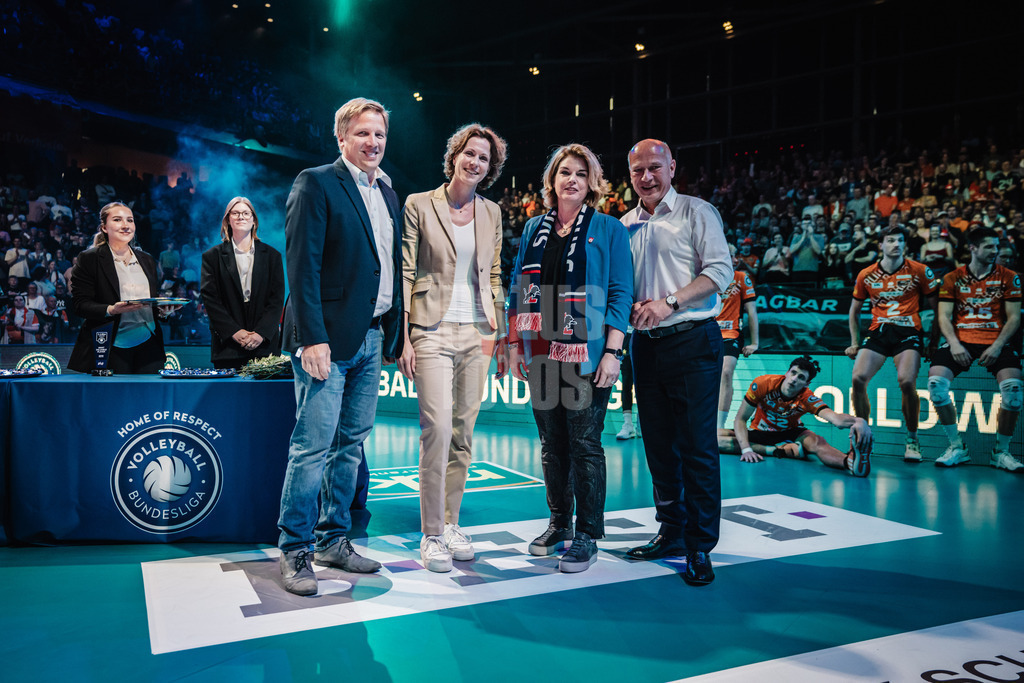 Volleyball | Herren | Saison 2024/2025 | 1. Volleyball Bundesliga Männer | Finale | BERLIN RECYCLING Volleys vs. SVG Lüneburg | 03.05.2025 | v.l. Jörg Pelny (DVV Präsidium), Martina Stoof (Stellv. Aufsichtsratsvorsitzende Volleyball Bundesliga), Claudia Kalisch (Oberbürgermeisterin Lüneburg) und Kai Wegner (Regierender Bürgermeister von Berlin) überreichen die Medaillen