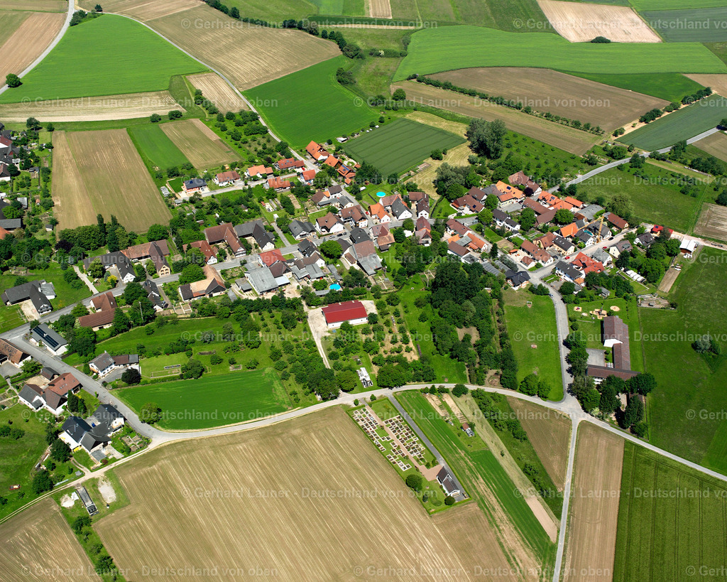 2626110 | Muckenschopf 09.06.2006 Ortsansicht am Rande von landwirtschaftlichen Feldern und Nutzflächen  in Lichtenau im Bundesland Baden-Württemberg, Deutschland // Village view on the edge of agricultural fields and land  in Lichtenau in the state Baden-Wuerttemberg, Germany Foto: Gerhard Launer