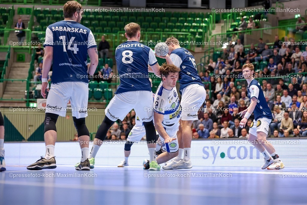 BHC11122501040 | 11.12.2025, Handball, HBL, Bergischer HC - ThSV Eisenach, Unihalle Wuppertal: Gerdas Babarskas (BHC #14) Nico Schöttle (BHC #08) Lars Kooij (BHC #15) verteidigen gegen Stephan Seitz (Eisenach #44) 