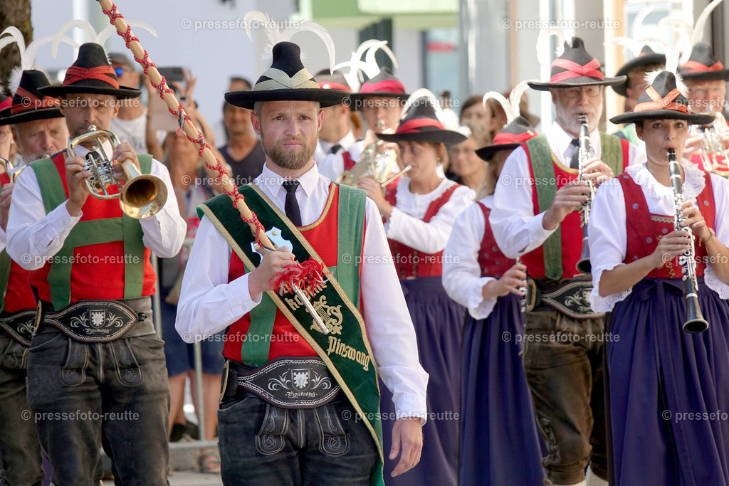 news-2022-Juli17-Musikumzug-Reutte-DSD03441-Pinswang | Info aus dem Bezirk Reutte/Ausserfern Tirol sowie eine umfangreiche Bilddatenbank über die gesamte Region: Lechtal, Talkessel Reutte, Tannheimertal, Zwischentoren. Lech, Plansee, Zugspitze, Grenztunnel, B179, Fernpassstraße, Verkehr, Lawinen, Tradition, - Realisiert mit Pictrs.com