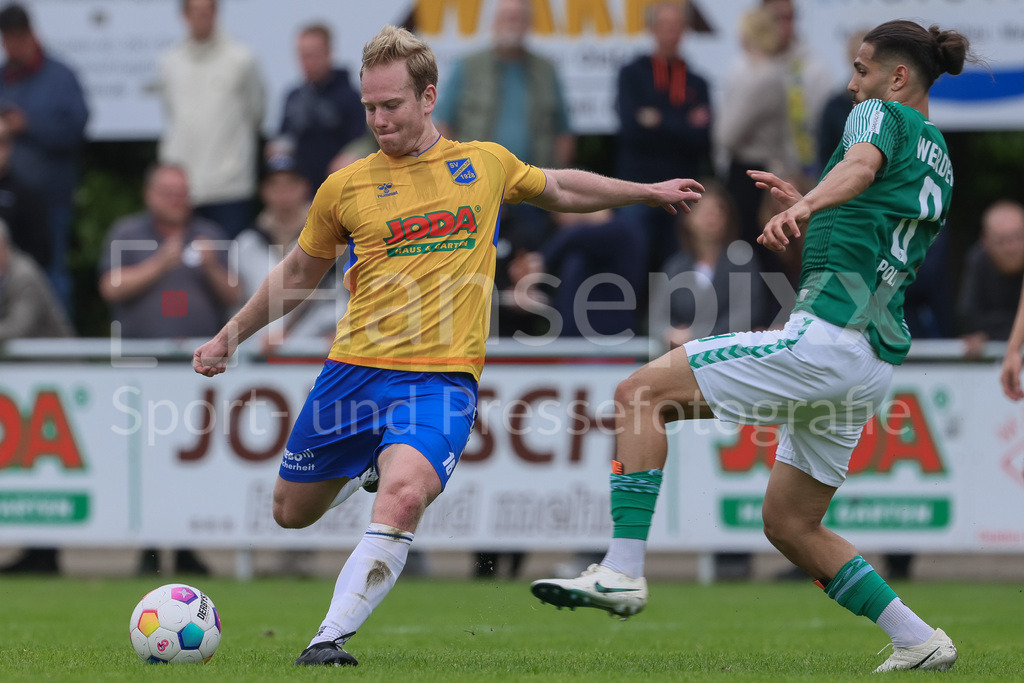 Fussball, Relegation Regionalliga Nord, SV Werder Bremen II - Holstein Kiel II | v.li.: Niklas Stehnck (SV Todesfelde, 16) und Mikail Polat (SV Werder Bremen II, 8) im Zweikampf, Duell, Dynamik, Aktion, Action, Spielszene