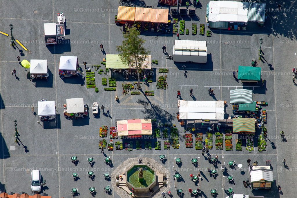 4026854 | WEIMAR 07.05.2020 Verkaufs- und Imbissstände und Handelsbuden mit dem Weimarer Stadthaus und der " Tourist Information Weimar " am Markt in Weimar im Bundesland Thüringen, Deutschland. Weiterführende Informationen bei: weimar GmbH. // Sale and food stands and trade stalls in the market place with the Weimarer Stadthaus on Markt in Weimar in the state Thuringia, Germany. Further information at: weimar GmbH. Foto: Gerhard Launer
