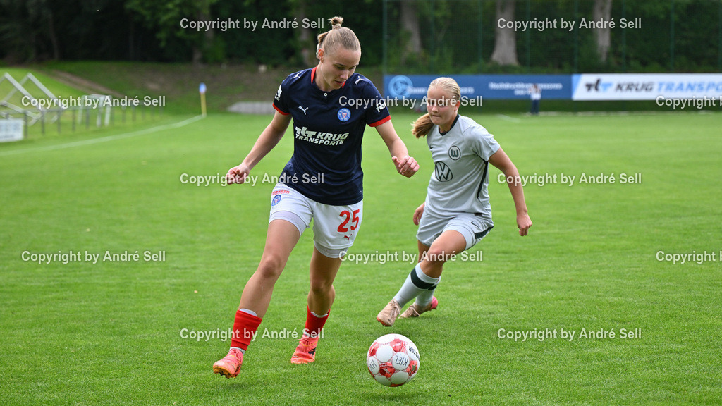 Holstein Kiel vs VfL Wolfsburg II | Alia Redant (Holstein #25) vs Annika Müller (Wolfsburg #25) / Fußball-Regionalliga Nord Frauen 2026/2027 / Holstein Kiel vs VfL Wolfsburg II / Waldwiese / Kiel / 13.09.26 - Realisiert mit Pictrs.com