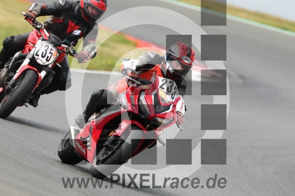 0233-20250616_04707 | Schöne Erinnerungen an spannende Momente - das festzuhalten ist unser Job. PIXELrace.de ist seit 2003 auf den Rennstrecken Europas unterwegs um die Action draußen beim Fahren und die wunderbare Stimmung imm Fahrerlager für euch einzufangen.