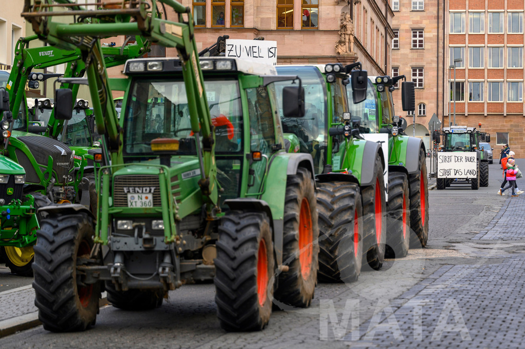 _DWA4292 | Bauerndemo gegen Agrarpolitik der Bundesregierung  auf dem Straße Obstmarkt und Hauptmarkt . Nürnberg, 08.01.2024 - Realisiert mit Pictrs.com
