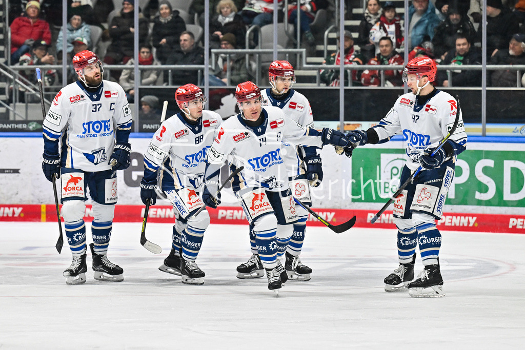 Augsburger Panther - Schwenninger Wild Wings | AUGSBURG, GERMANY - 02. JANUARY: Jubel der Wild Wings nach dem Treffer zum 1-4 durch Jordan SZWARZ (Schwenninger Wild Wings 14) / Tor / Torschuetze / Freude / Happy während dem Match zwischen den Augsburger Panthern und den Schwenninger Wild Wings am 35. Spieltag der Penny DEL im Curt Frenzel Stadion