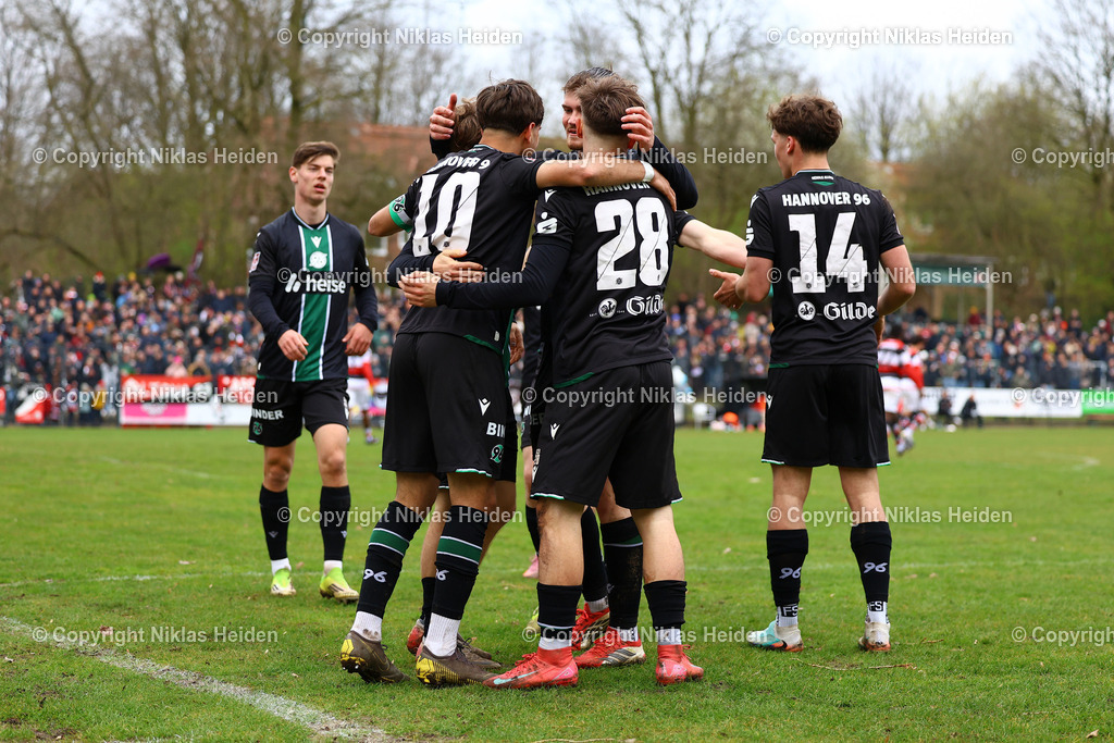 NH_Altona93_Hannover96U23_RegionalligaNord_28032026 | #10 Mustafa Abdullatif (Hannover 96 U23) bejubelt mit seinen Teamkollegen seinen Treffer zum 1:2.Fußball I Herren I Regionalliga Nord I Saison 2025-2026 I 28. Spieltag I Altona 93 - Hannover 96 U23 I 26.03.2026 I Adolf-Jäger-Kampfbahn