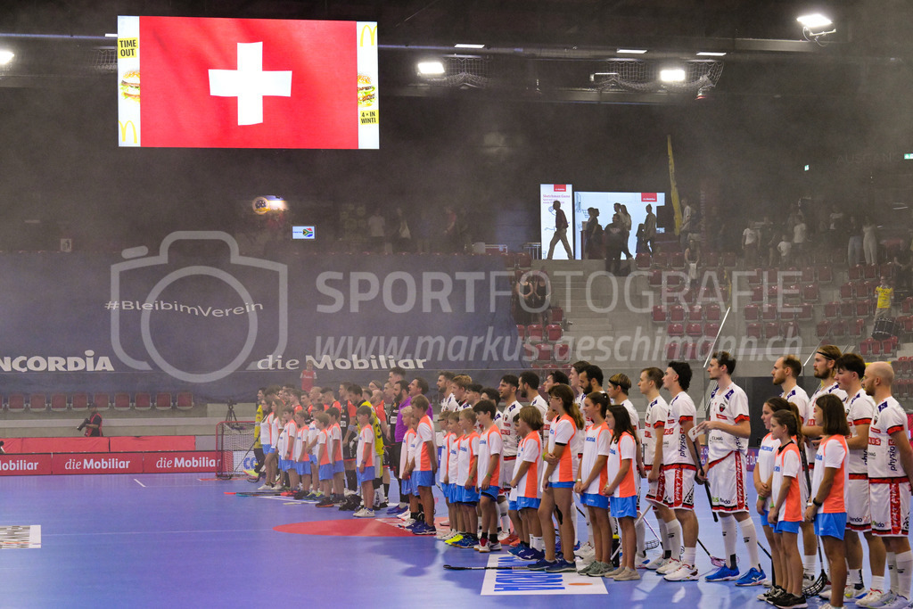 HC Rychenberg vs. Floorball Köniz - 28. August 2022 | HC Rychenberg vs. Floorball Köniz
AXA Arena, Winterthur
Während der Schweizer Nationalhymne.
Bild: Sportfotografie Markus Aeschimann | www.markus-aeschimann.ch - Realisiert mit Pictrs.com