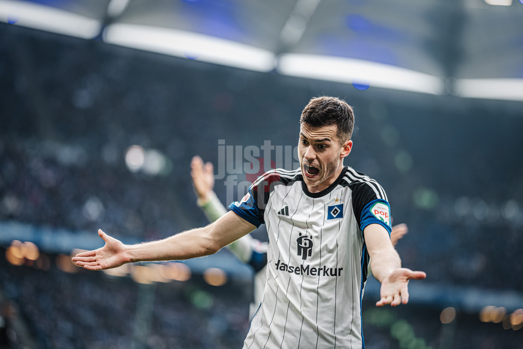 Fußball | Männer | Saison 2023/2024 | 2. Fußball-Bundesliga | 16. Spieltag | Hamburger SV vs. SC Paderborn 07 | 09.12.2023 | Laszlo Benes (#8, HSV) Emotionen