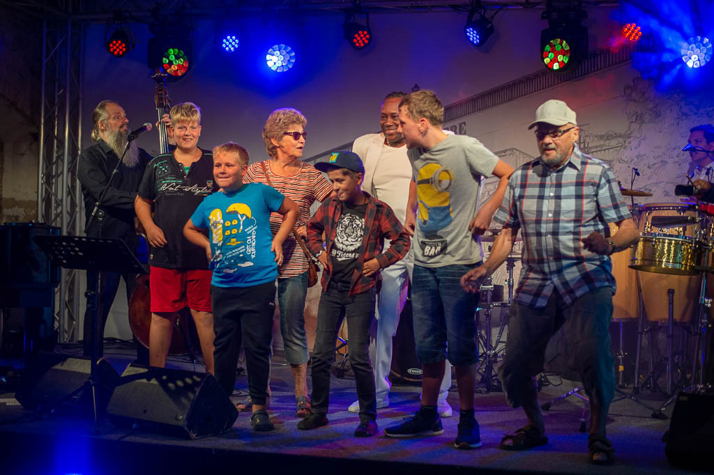 Summ Summ Salsa | Kinderkonzert Summ Summ Salsa mit Klazz Brothers & Cuba Percussion im Forte Belvedere Leisnig zum Festival Hallo Leisnig 2022. - Realisiert mit Pictrs.com