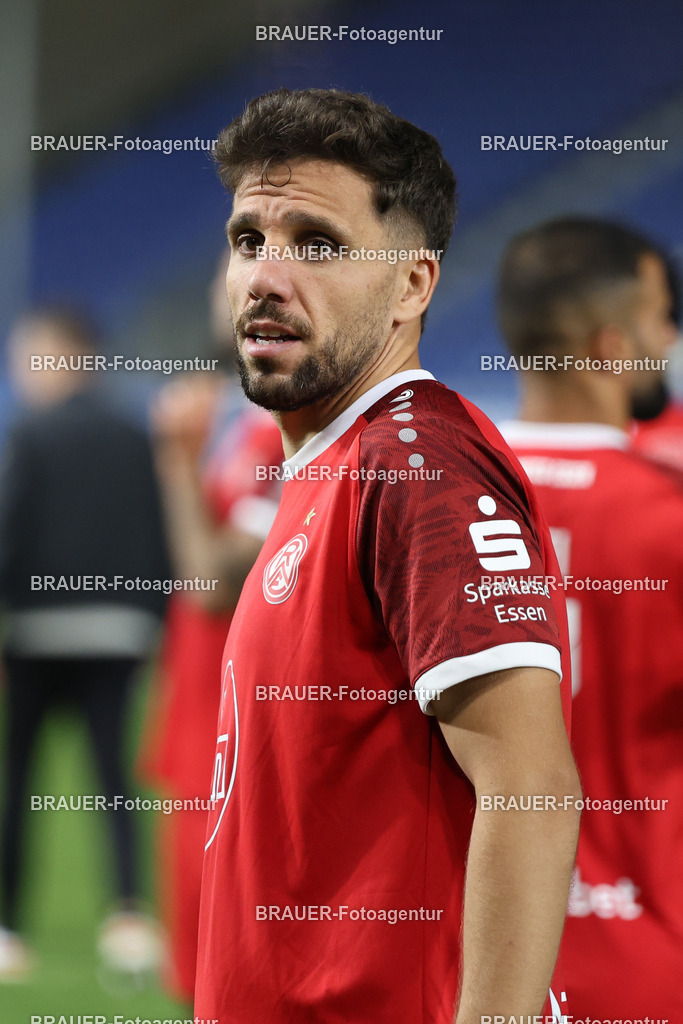 SV Wehen Wiesbaden - Rot-Weiss Essen | Wiesbaden, Deutschland, 22.08.2025Ahmet Arslan  (Rot-Weiss Essen) schaut während des drittliga Spiels zwischen SV Wehen Wiesbaden und Rot-Weiss Essen am 22.08.2025 in der BRITA-Arena in Wiesbaden. (Foto von Timo Bluhmki-Schmidt/Brauer Fotoagentur