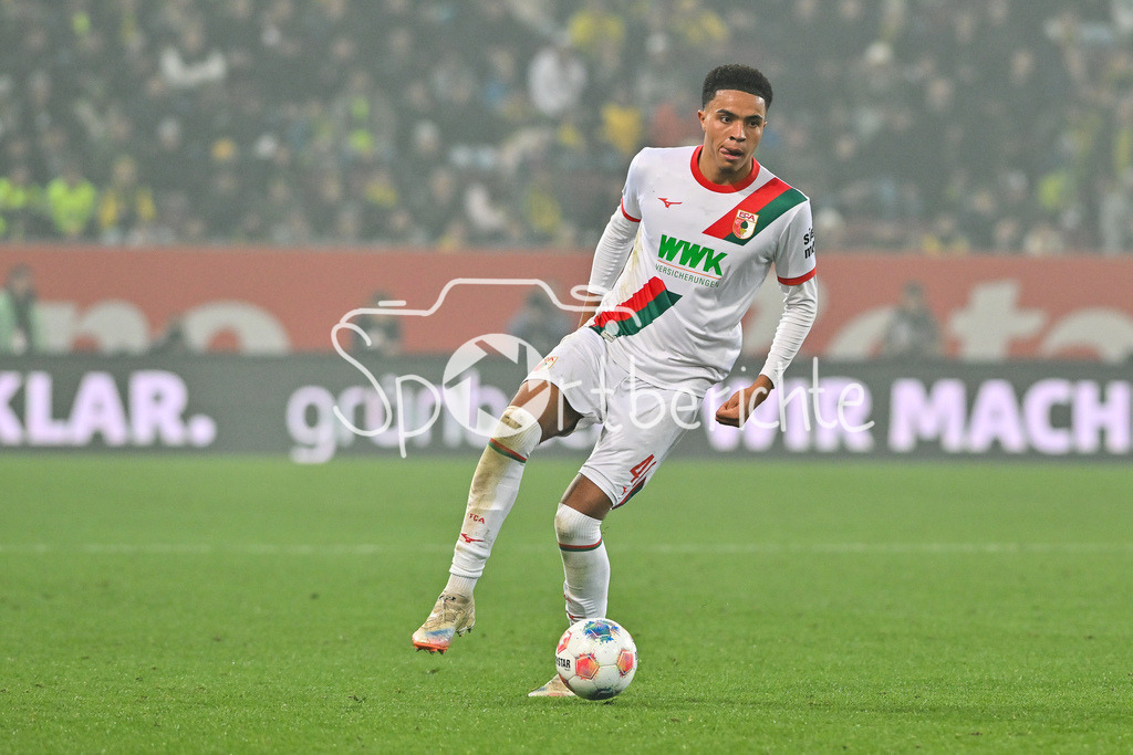 FC Augsburg - Borussia Dortmund | AUGSBURG, GERMANY - with ball  Noahkai BANKS (FC Augsburg 40) during the bundesliga match between FC Augsburg vs. Borussia Dortmund on matchday 9 at WWK Arena on October 31, 2025 in Augsburg, Germany / DFL REGULATIONS PROHIBIT ANY USE OF PHOTOGRAPHS AS IMAGE SEQUENCES AND/OR QUASI-VIDEO