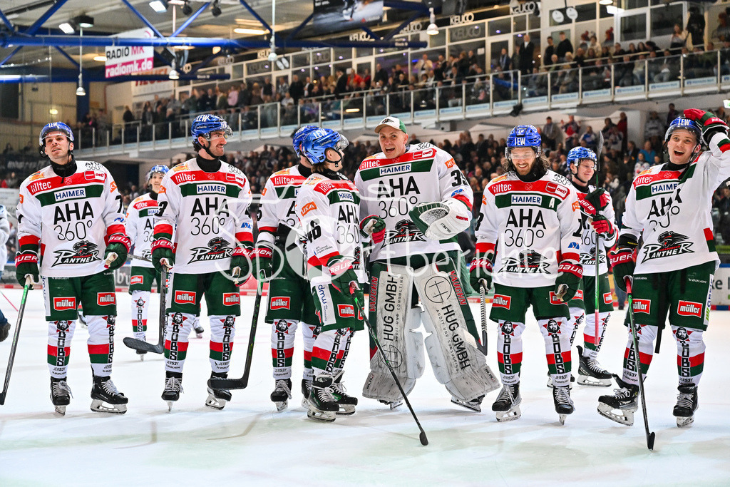 Iserlohn Roosters - Augsburger Panther | Die Spieler der Panther feiern zusammen mit den Fans den Klassenerhalt in Iserlohn / Freude / Happy / Abstieg / Absteiger / DEL: Iserlohn Roosters - Augsburger Panther, Eissporthalle Iserlohn am 07.03.2025