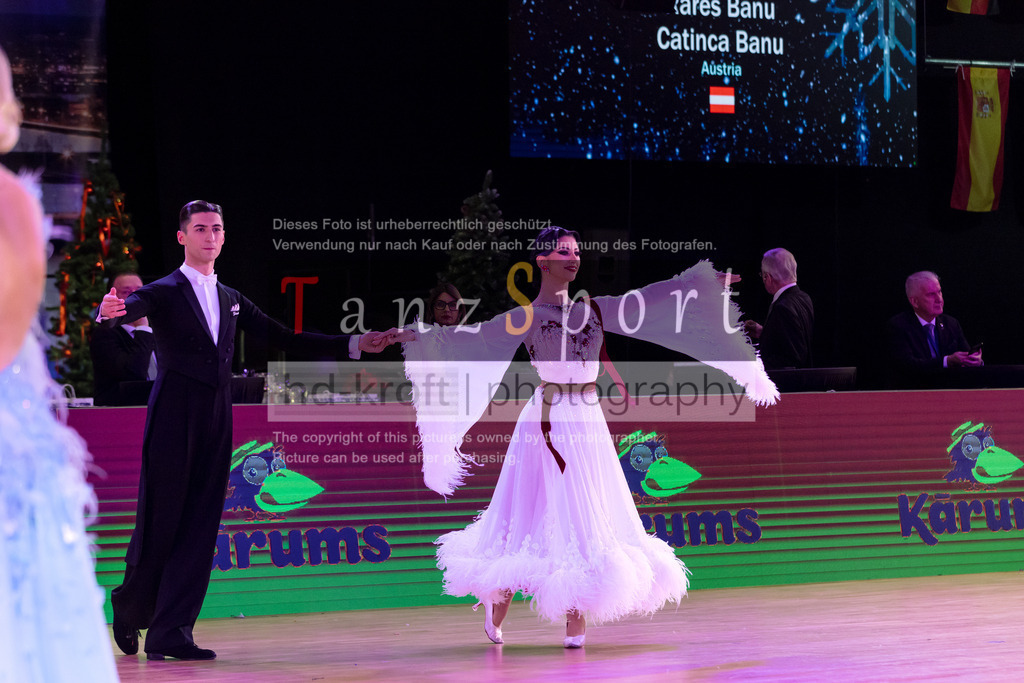 20241215_WDSF_Int_Open_Std-Riga-9765 | Tanzsportbilder, Standardtanz, Lateintanz, WDSF, DTV, LTVB, dancecomp, goc, hessen tanzt, blaues band der spree, walzer, tango, wiener walzer, slowfox, quickstepp, samba, rumba, cha-cha-cha, paso doble. jive, hd-kroft photography, turniertanzsport