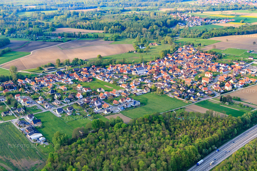 Vue aérienne: Vue du village depuis le sud, au-delà de l'A35 à Leutenheim dans le département Bas Rhin, France – .Photo: IMG_39476.jpg prise le 14/04/2011 par Werner Riehm/FLY-FOTO.eu – Résolution de l'original: 4752 x 3168 px