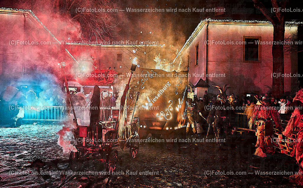 ALP9616_Wieselburger ADVENT_Wintersonnenwende_Perchtenlauf | (C)FotoLois.com, Alois Spandl, Wieselburger Advent, Wintersonnenwendfeier mit Umzug durch die Stadt, Sonnenwendfeuer und Perchtenlauf mit Show im Schlosspark, Mitwirkung der Partnergemeinde EINBECK, Sa 17. Dezmber 2022.