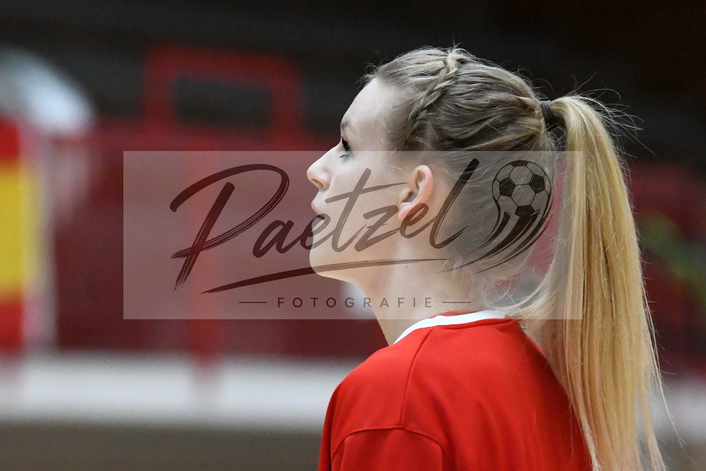 20200126_PANHAL_0113 | Basketball, Frauen: Melli Knopp (GiroLive-Panthers Osnabrück) schaut beim Spiel der Toyota DBBL zwischen GiroLive-Panthers Osnabrück vs. GISA LIONS SV Halle am 26.01.2020 im Panthers Dome in Osnabrück, Deutschland.(Foto von Nico Paetzel) - Realisiert mit Pictrs.com