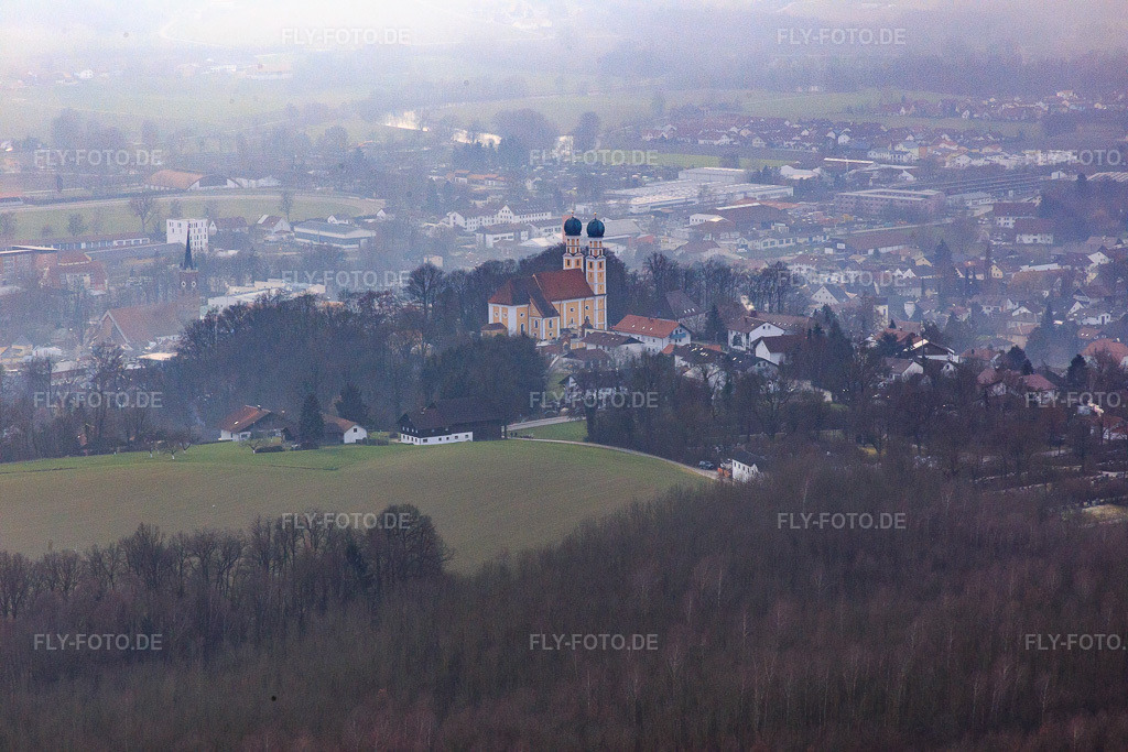 Luftbild: Wallfahrtkirche Gartlberg in Pfarrkirchen im Bundesland Bayern in Deutschland. Foto: IMG_085615.jpg vom 31.12.2015 durch Werner Riehm/FLY-FOTO.de