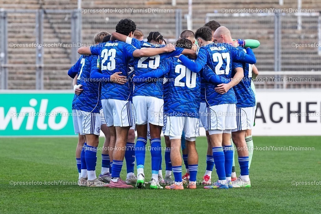 xYDRx08112501069 | 08.11.2025, xydrx, Fußball, Regionalliga West, Borussia Dortmund II - FC Schalke 04 II, Saison 2025 2026, Stadion Rote Erde: die Spieler von FC Schalke 04 II  stehen im Kreis