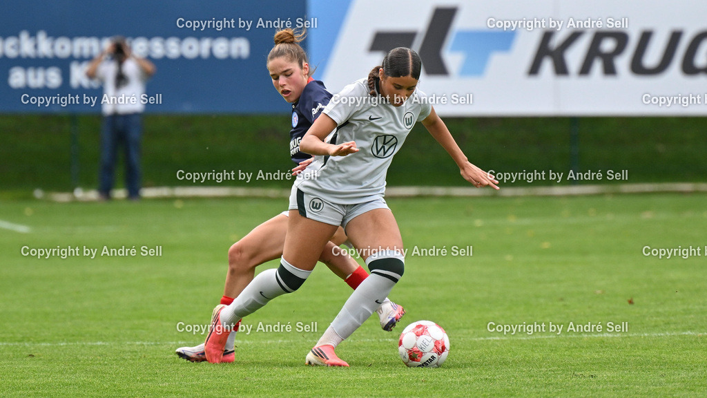Holstein Kiel vs VfL Wolfsburg II | Zoe Tolksdorf (Holstein #14) vs Shani Outlaw (Wolfsburg #23) / Fußball-Regionalliga Nord Frauen 2026/2027 / Holstein Kiel vs VfL Wolfsburg II / Waldwiese / Kiel / 13.09.26 - Realisiert mit Pictrs.com
