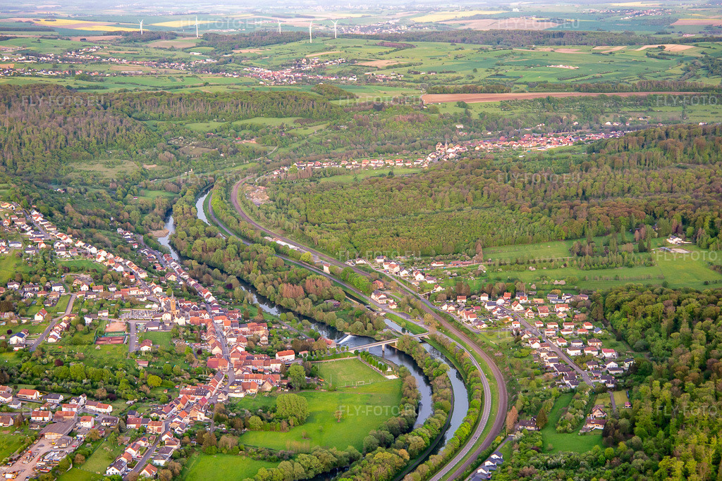 Vue aérienne: La Sarre et le canal vus de l'ouest à Sarreinsming dans le département Moselle, France. Photo: IMG_140494.jpg prise le 30/04/2024 par Werner Riehm/FLY-FOTO.eu – Résolution de l'original: 5472 x 3648 px