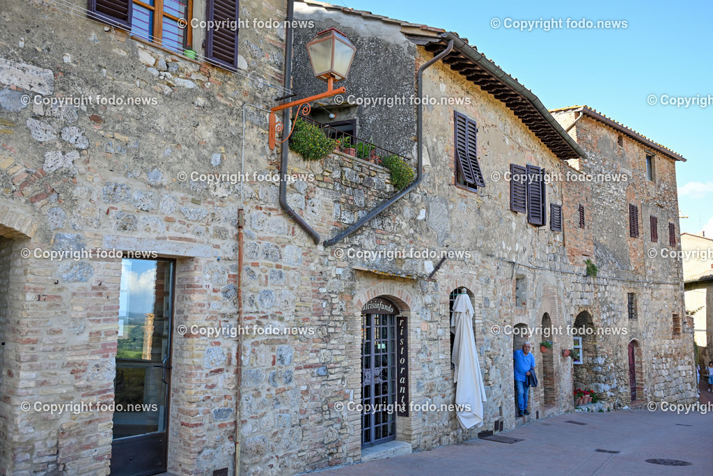 Italien_ Toskana_ San Gimignano_ 31.05.2024-81 | 31.05.2024, Italien, ITA, Toskana, San Gimignano im Bild Stadtansichten Gebäude, Architektur, Touristen, Historisch, Souvenir, Ansichten der berühmten Stadt San Gimignano in der Toskana-Italien - View of the famous town San Gimignano in Tuscany-ItalySan Gimignano ist eine italienische Kleinstadt in der Toskana mit einem mittelalterlichen Stadtkern. San Gimignano wird auch die Stadt der Türme genannt. Die Stadt liegt in der Provinz Siena. Sie gehört neben Florenz, Siena und Pisa zu den von Touristen meist besuchten Zielen in der Toskana.