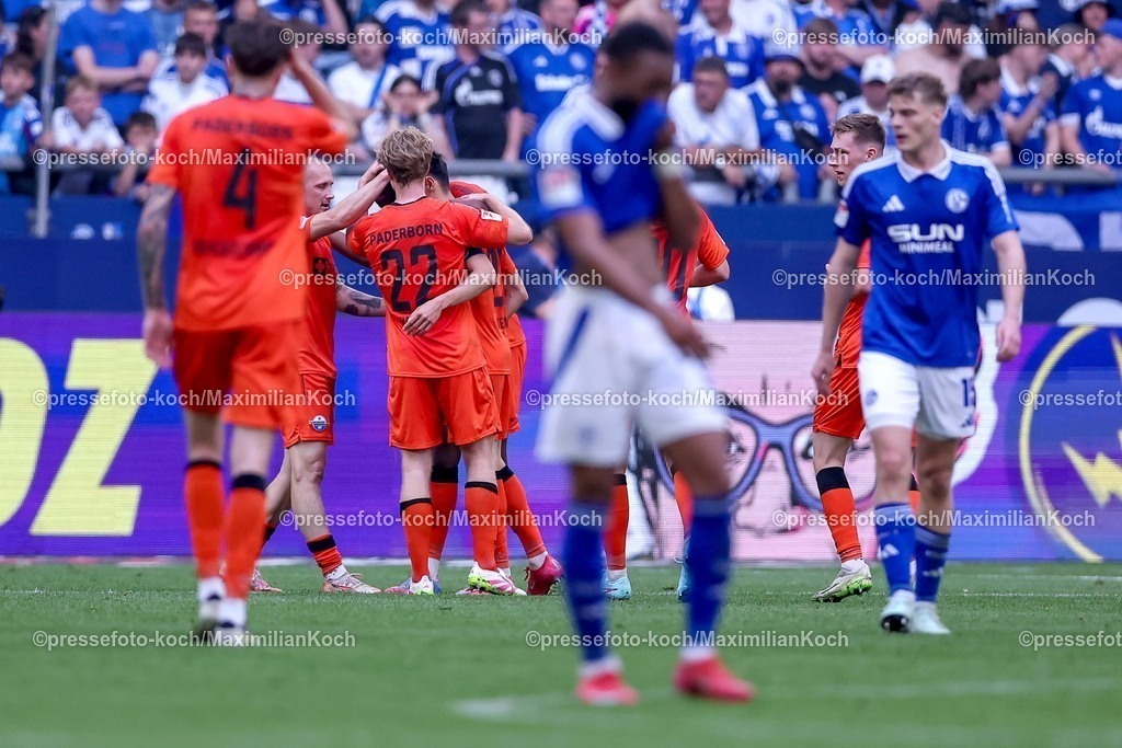 S0402052501027 | 02.05.2025, Fußball, FC Schalke 04 - SC Paderborn 07, 2.. Fußball Bundesliga, 32. Spieltag, Veltins-Arena Gelsenkirchen, Saison 2024 2025: Torjubel nach dem Tor zum 1:0 durch Torschütze Raphael Obermair (SC Paderborn #23) DFB regulations prohibit any use of photographs as image sequences and or quasi-video.